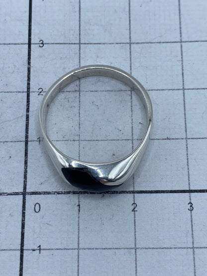 Anillo sobre fondo blanco mostrando el Quinto 925