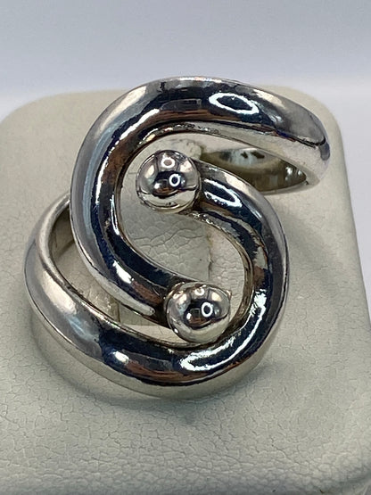 Anillo de plata cartoneado con volumen 3D escultural en mano de mujer