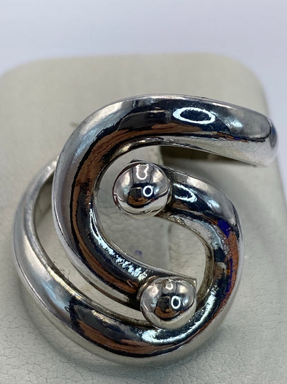 Detalle del pulido y la forma ondulante del anillo de plata 925