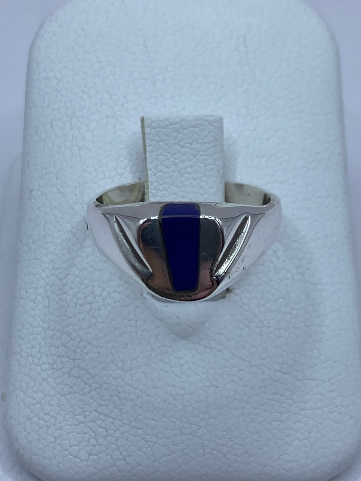 Anillo de plata 925 con lapislázuli azul engastado en diseño escultural