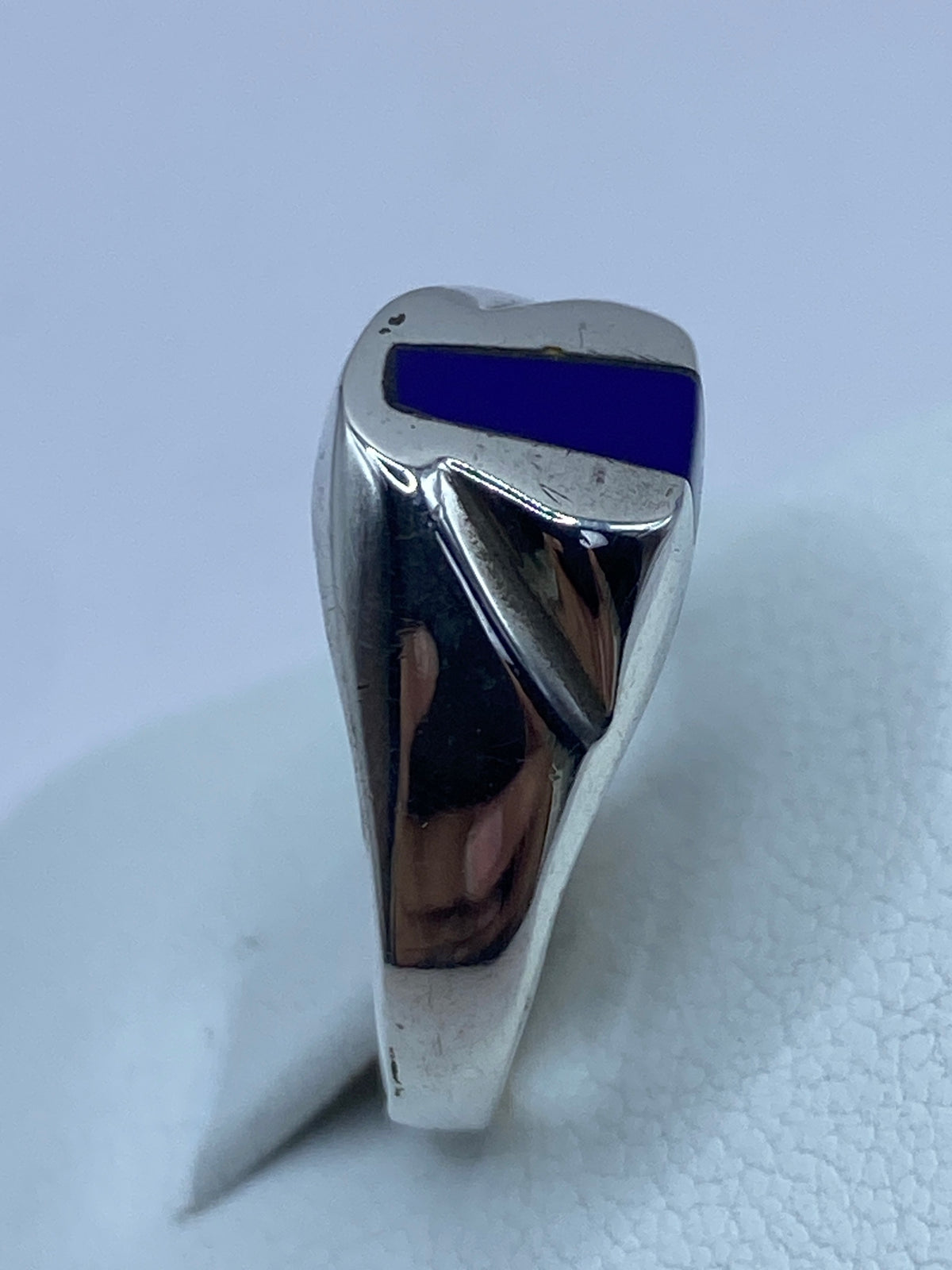 Detalle del lapislázuli azul profundo en la mano