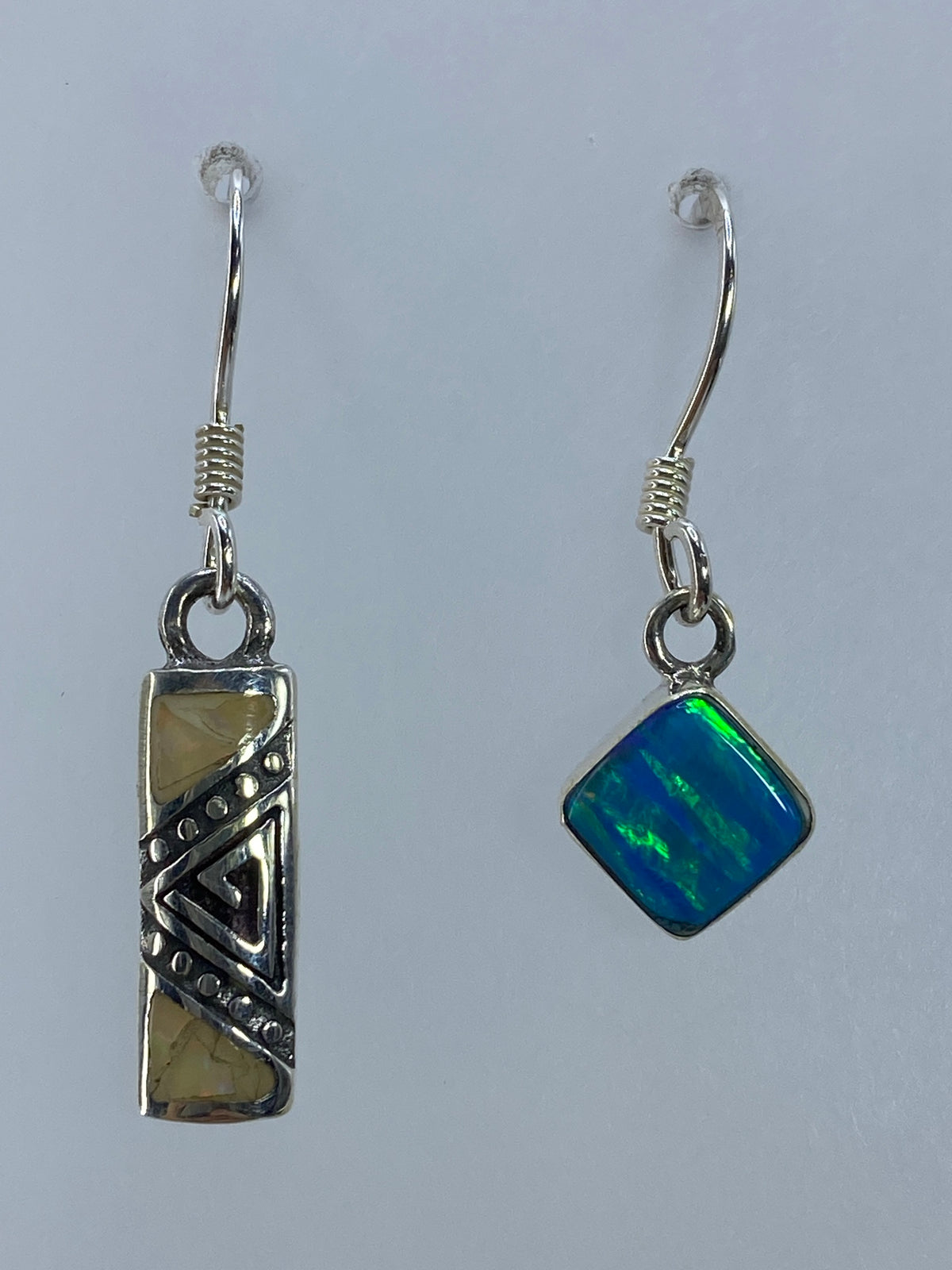 Par de aretes de plata 950 con ópalo de fuego multicolor y verde olivo, engaste a mano