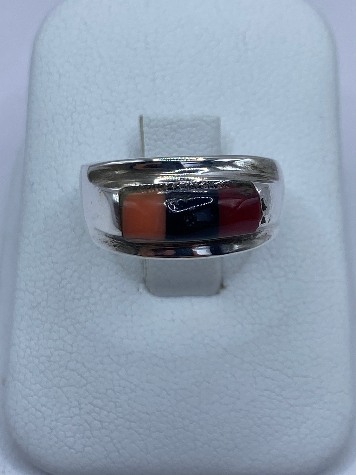 Anillo de plata 925 con coral rojo natural engastado, vista frontal