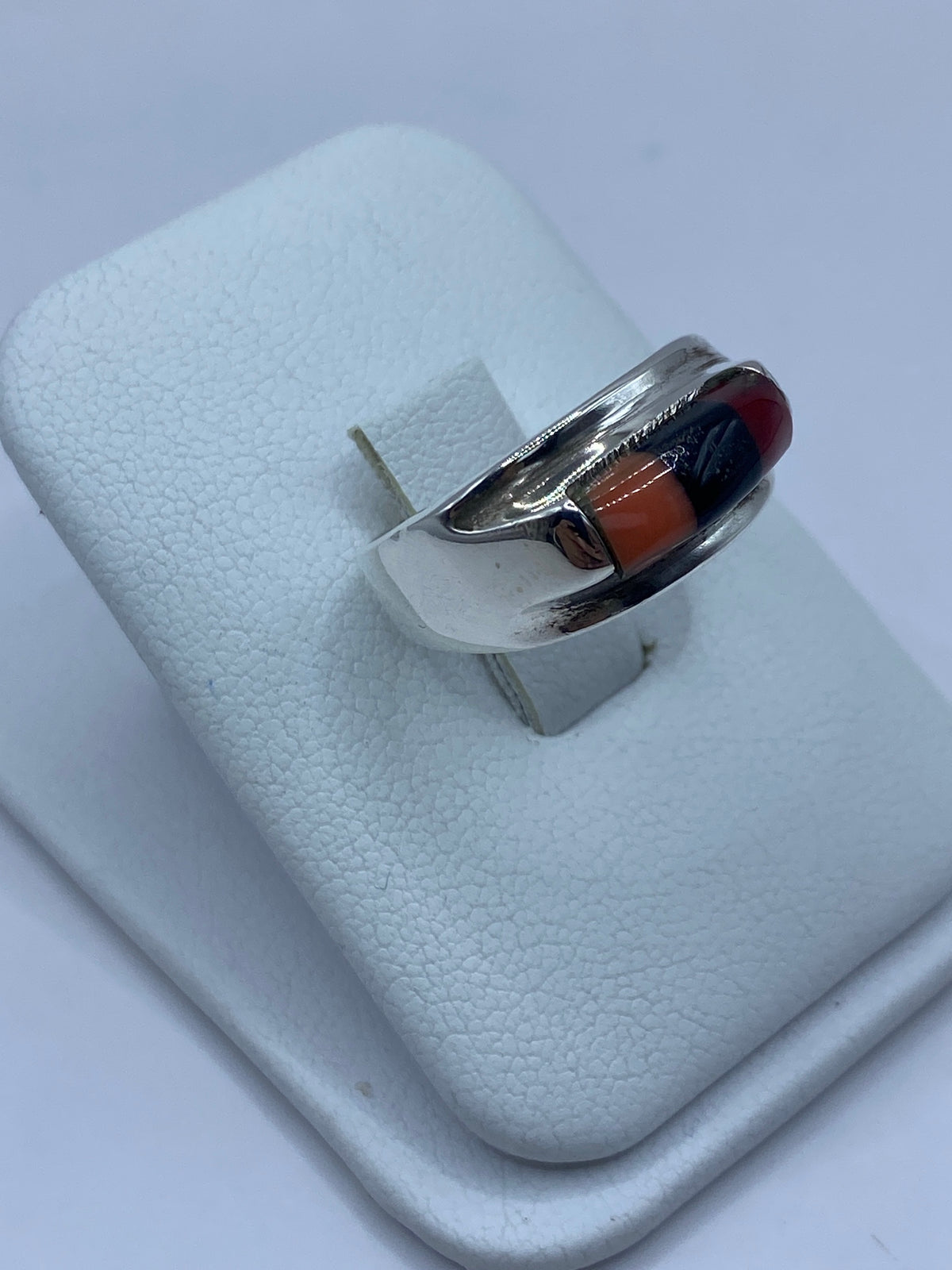 Anillo de coral y plata en la mano, mostrando el tamaño y la proporción