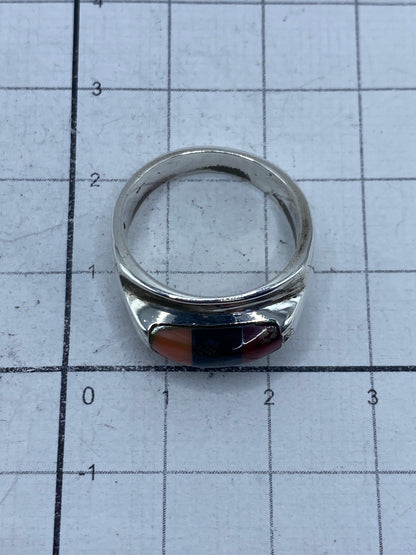 Anillo sobre escala de medidas, mostrando el peso de 7 gramos