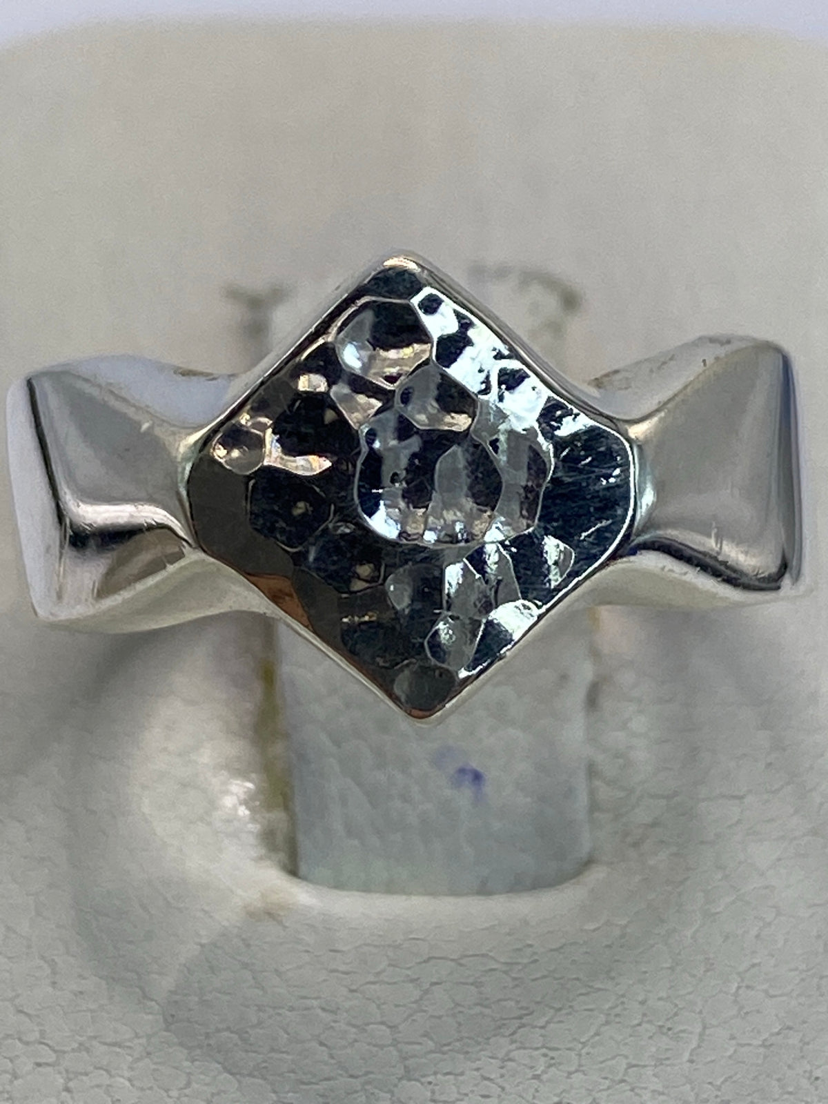 Anillo puesto en la mano mostrando la forma en V