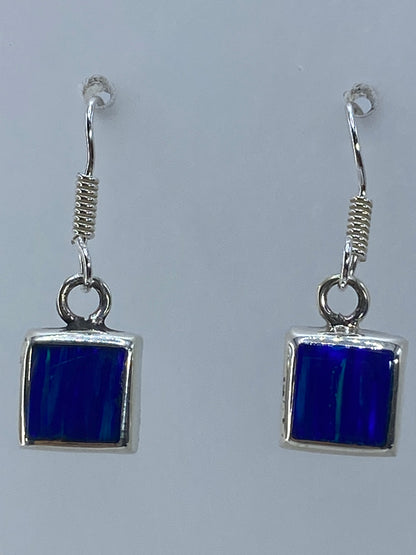 Escala de medidas: aretes de 2.5 cm de largo, ligeros y proporcionales