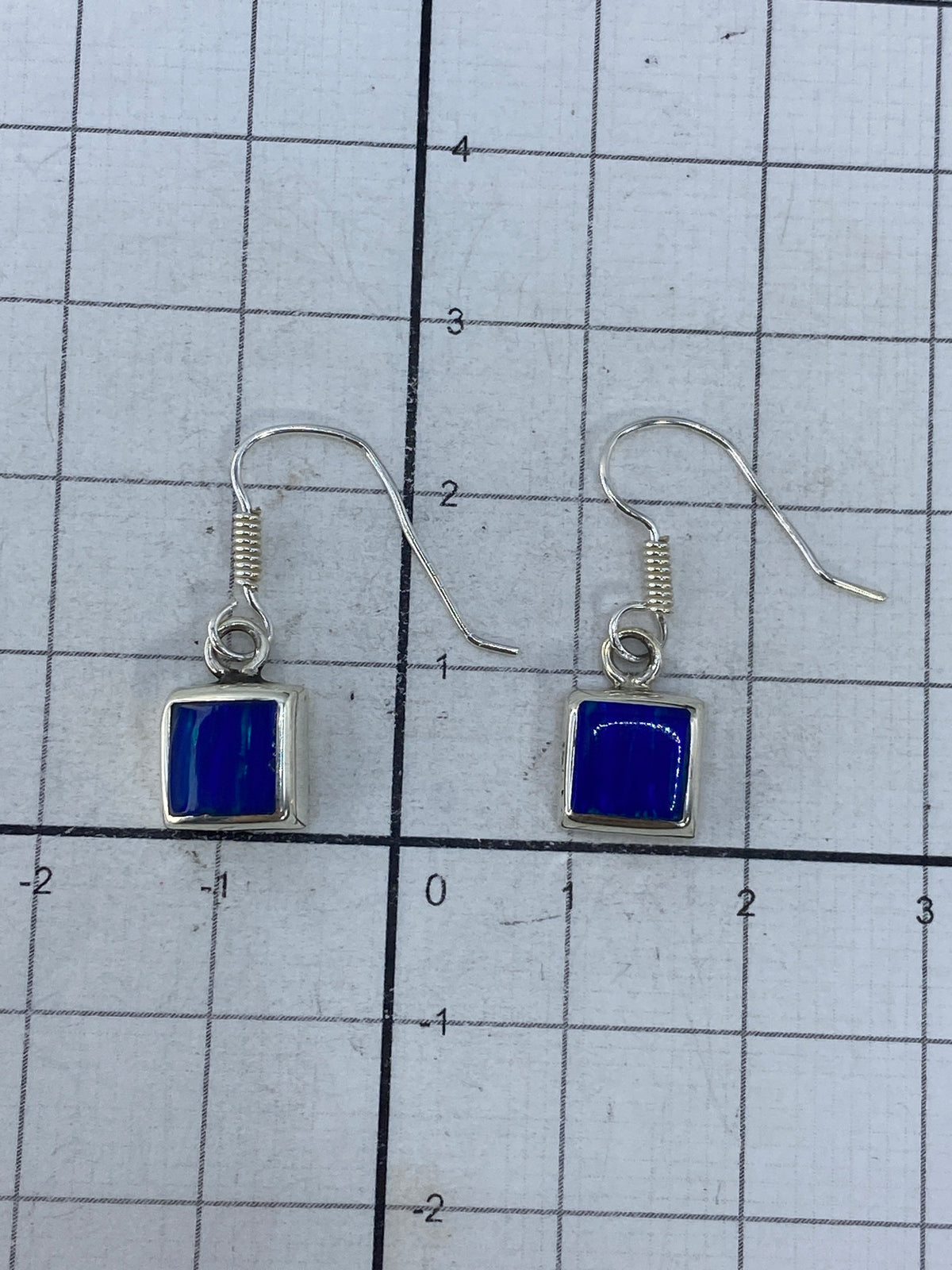 Detalle del reverso de los aretes con sello 925 en la plata
