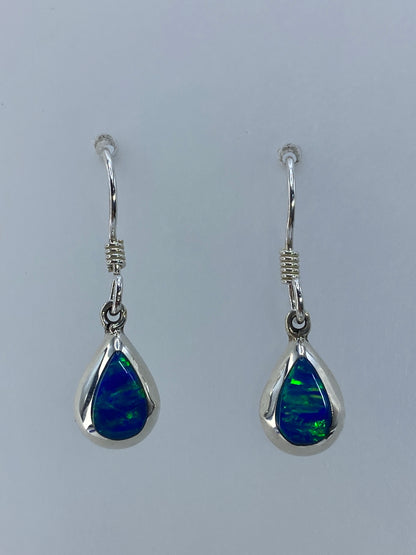 Detalle del ópalo de fuego con sus tonos verdes y dorados reflejando luz