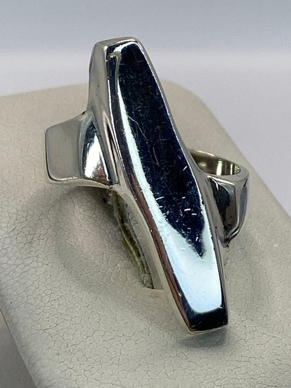 Vista lateral del anillo minimalista mostrando el volumen y la profundidad del diseño