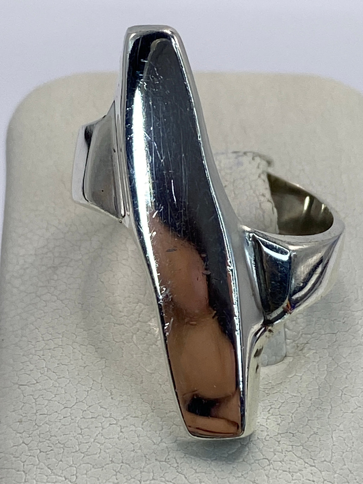 Anillo sobre fondo blanco resaltando el acabado pulido y reflectante