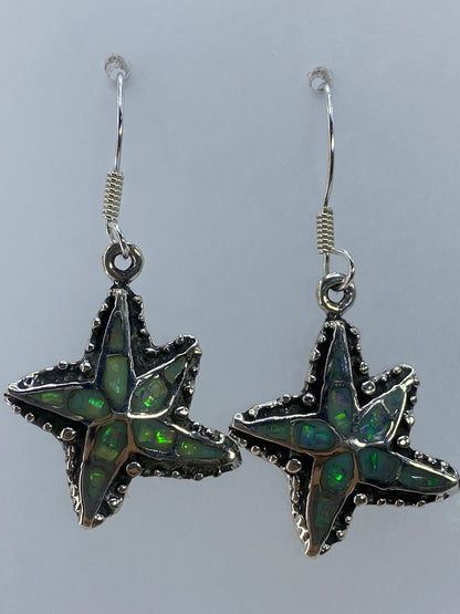 Detalle del ópalo de fuego con tonalidad verde olivo engastado en plata 950