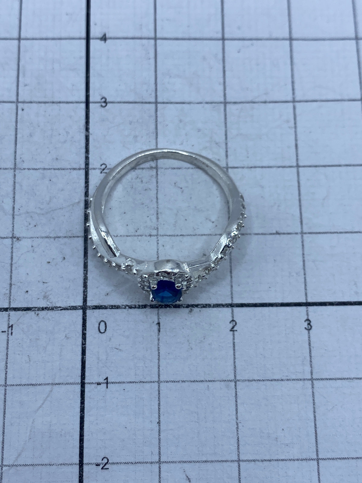 Detalle del anillo sobre escala de medición, peso 2.8 gramos