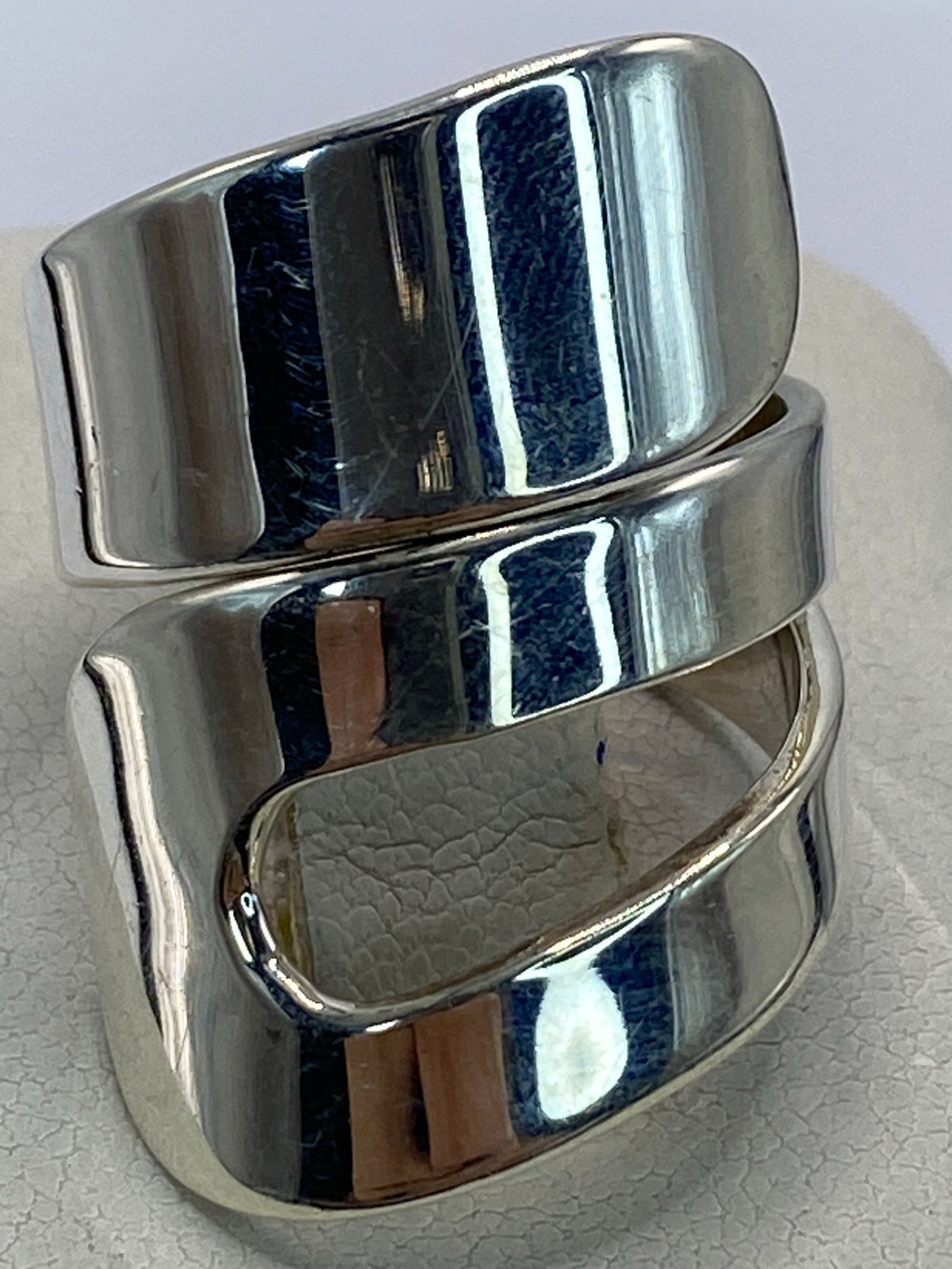 Detalle del volumen cartoneado y facetas pulidas del anillo