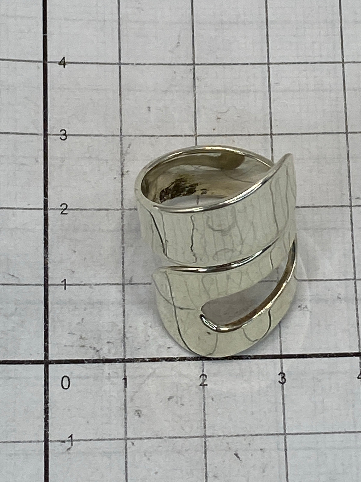 Anillo sobre fondo blanco mostrando el Quinto 925