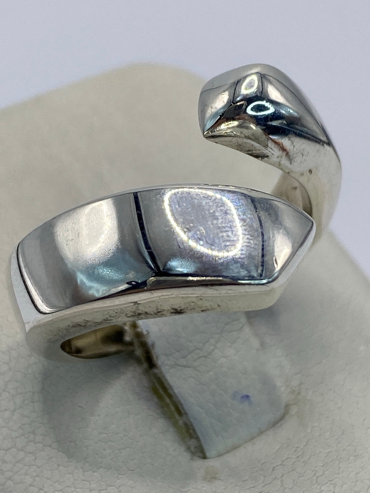 Vista lateral del anillo escultural en plata 925 de Taxco