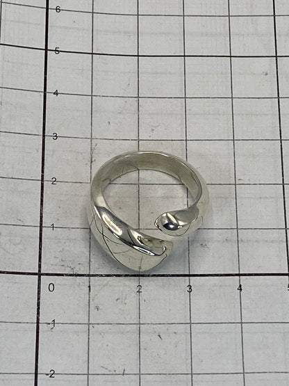 Anillo sobre fondo blanco con el Quinto 925 visible