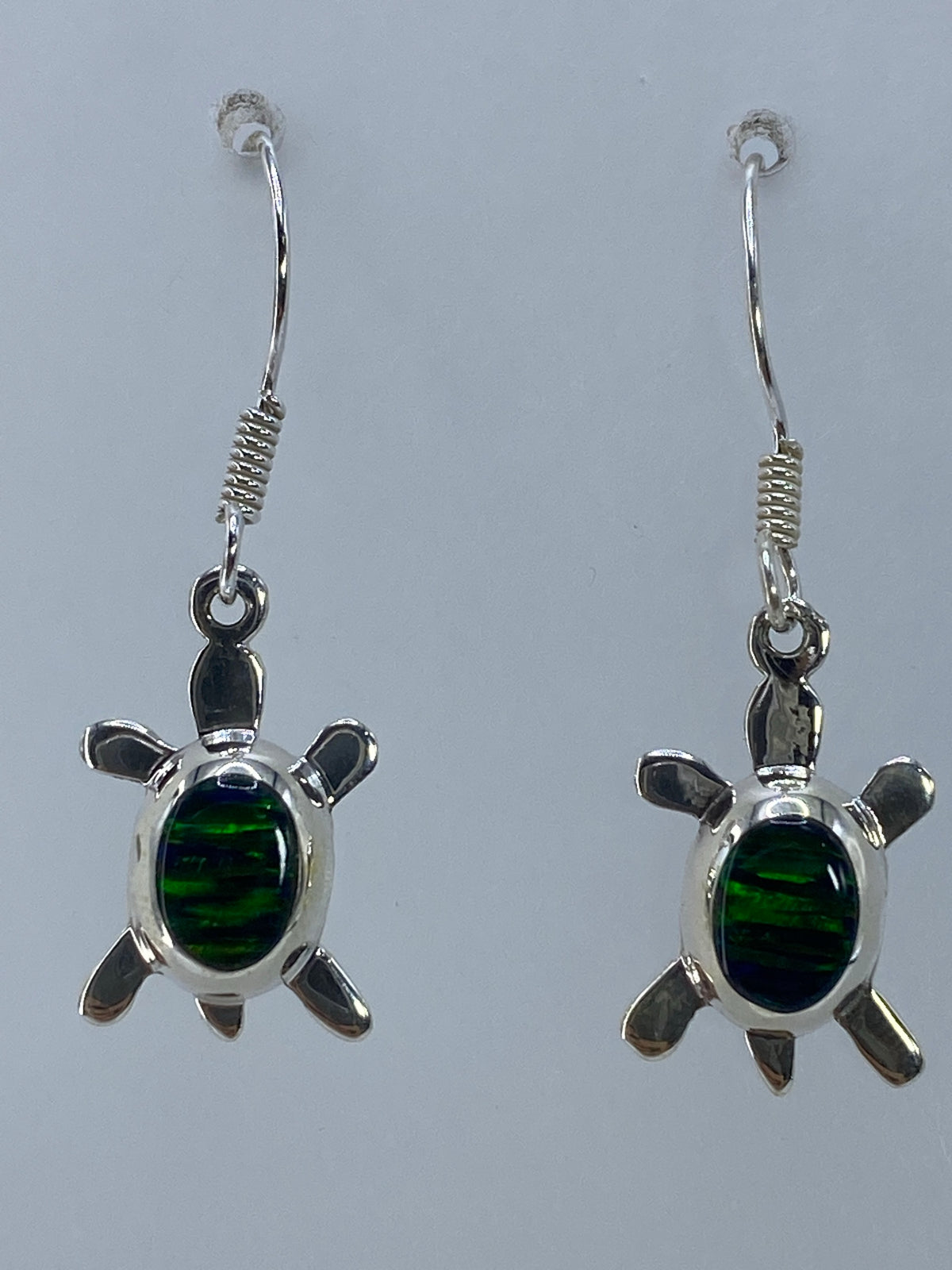 Aretes de plata con ópalo de fuego verde en forma de tortuga prehispánica