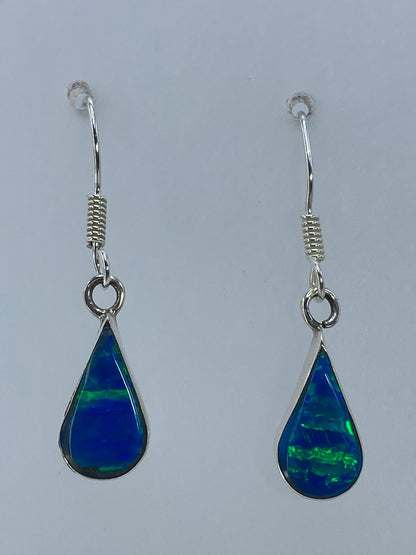 Aretes de plata 950 con opalo de fuego verde olivo — par completo sobre fondo gris