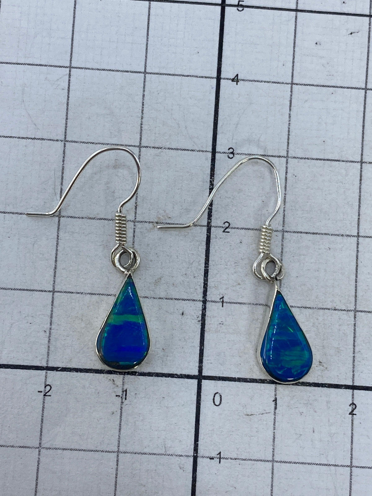 Medicion con escala: aretes de 3 cm de largo, 1.53 gramos el par