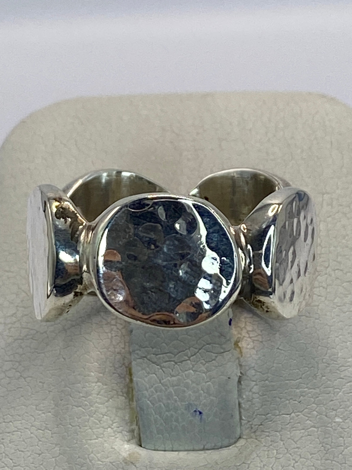 Anillo de plata 925 repujado con bandas fluidas en la mano de una mujer