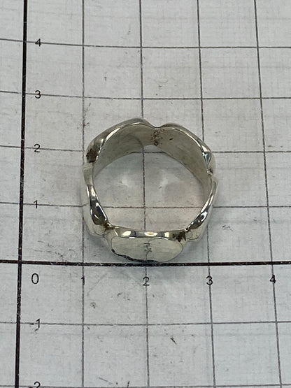 Anillo sobre fondo blanco exhibiendo el Quinto 925 en el interior