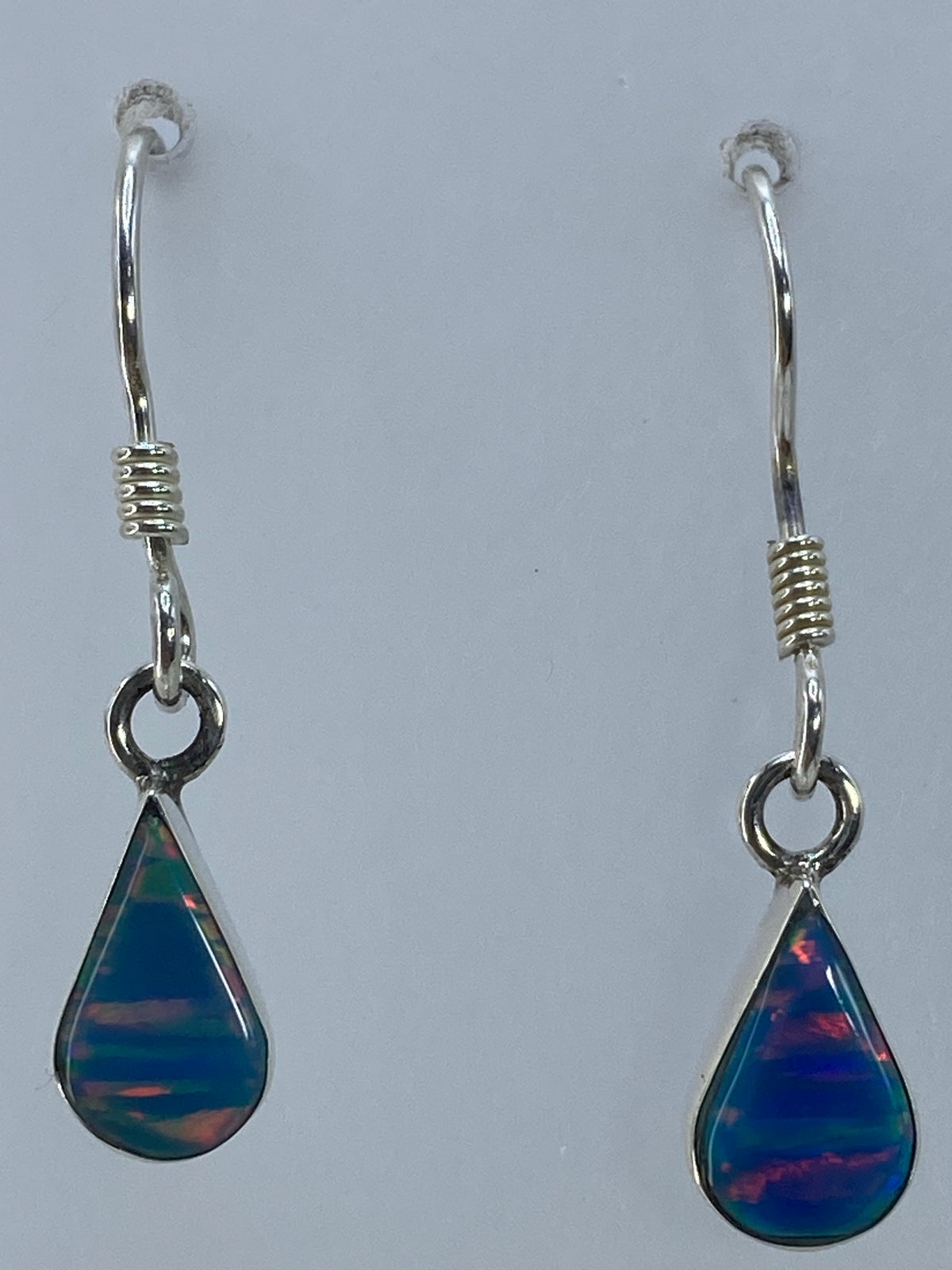 Detalle del ópalo de fuego con moteado natural de colores — naranja, azul y destellos iridiscentes