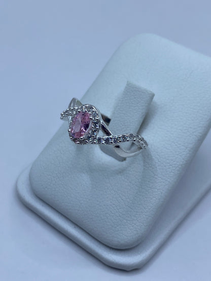 Detalle de la circonia rosa y las diminutas micro-circonias blancas