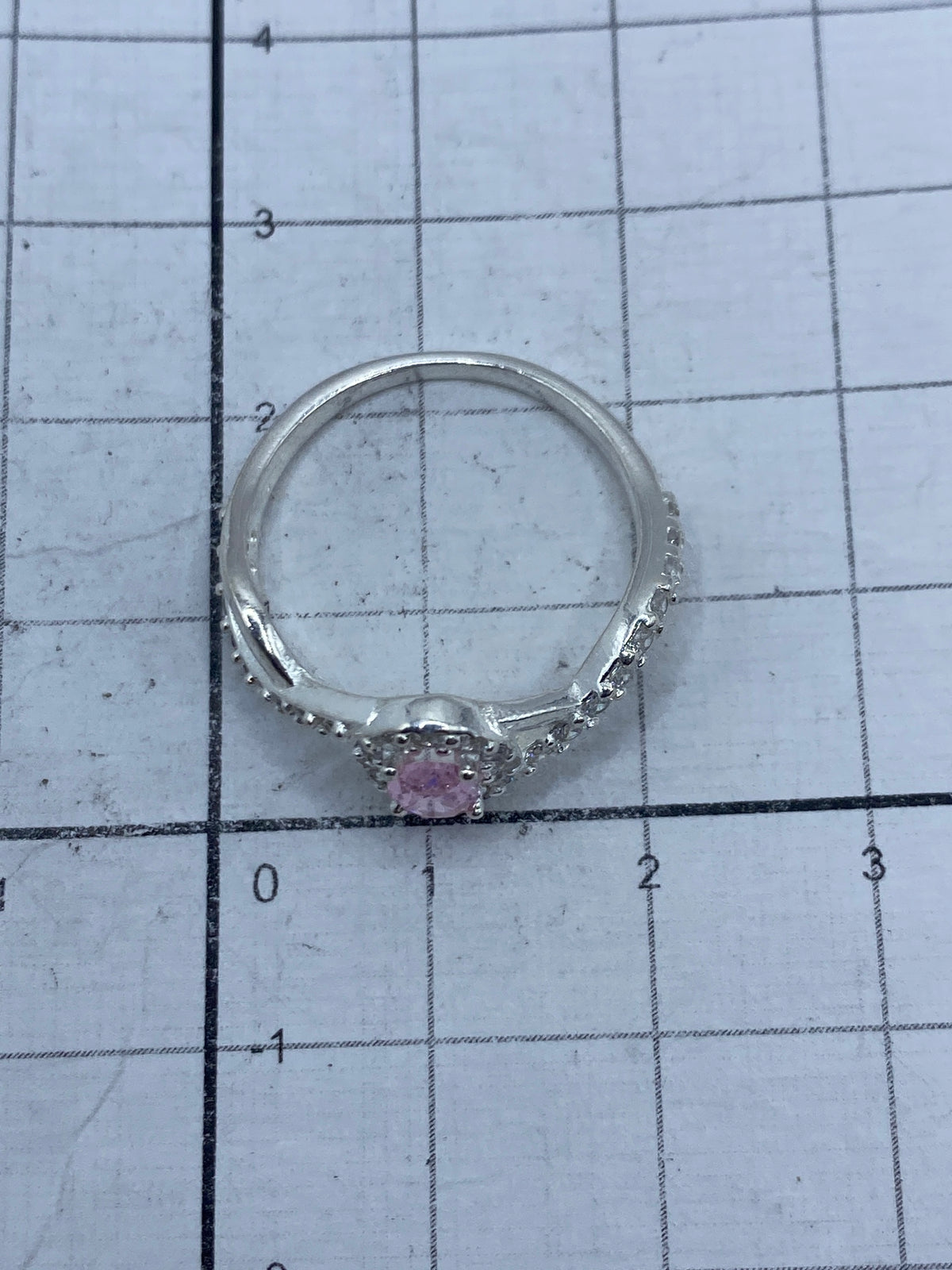 Anillo de plata en la mano mostrando el brillo y elegancia de la combinación de piedras