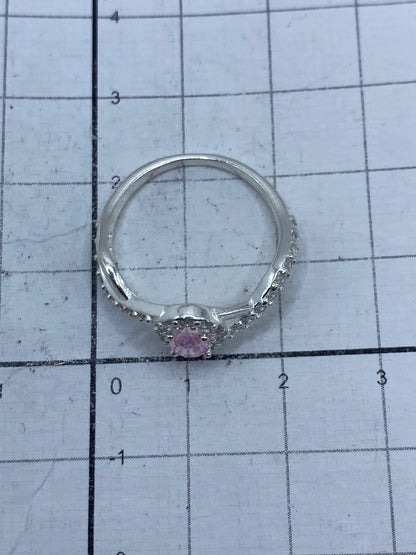 Anillo de plata en la mano mostrando el brillo y elegancia de la combinación de piedras