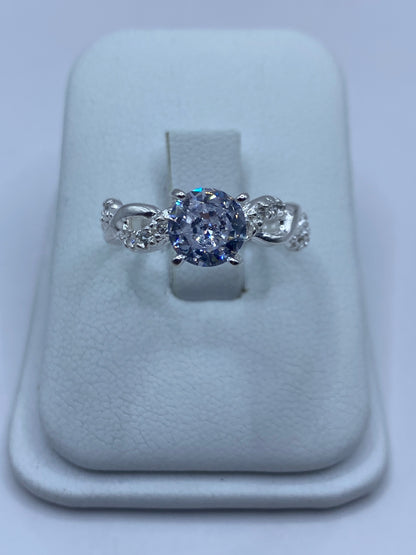 Anillo de plata solitario con circonia blanca brillante en dedo de mujer