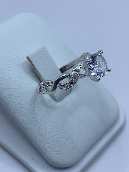 Vista frontal del anillo de plata 925 con engaste clásico de circonia blanca