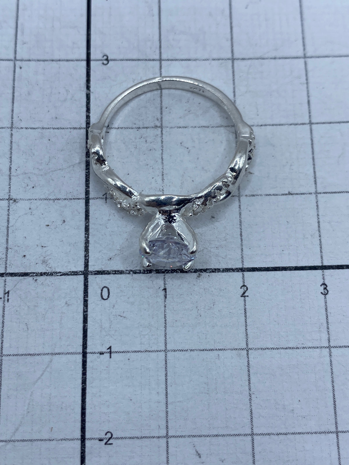 Anillo de perfil sobre fondo blanco mostrando el Quinto 925