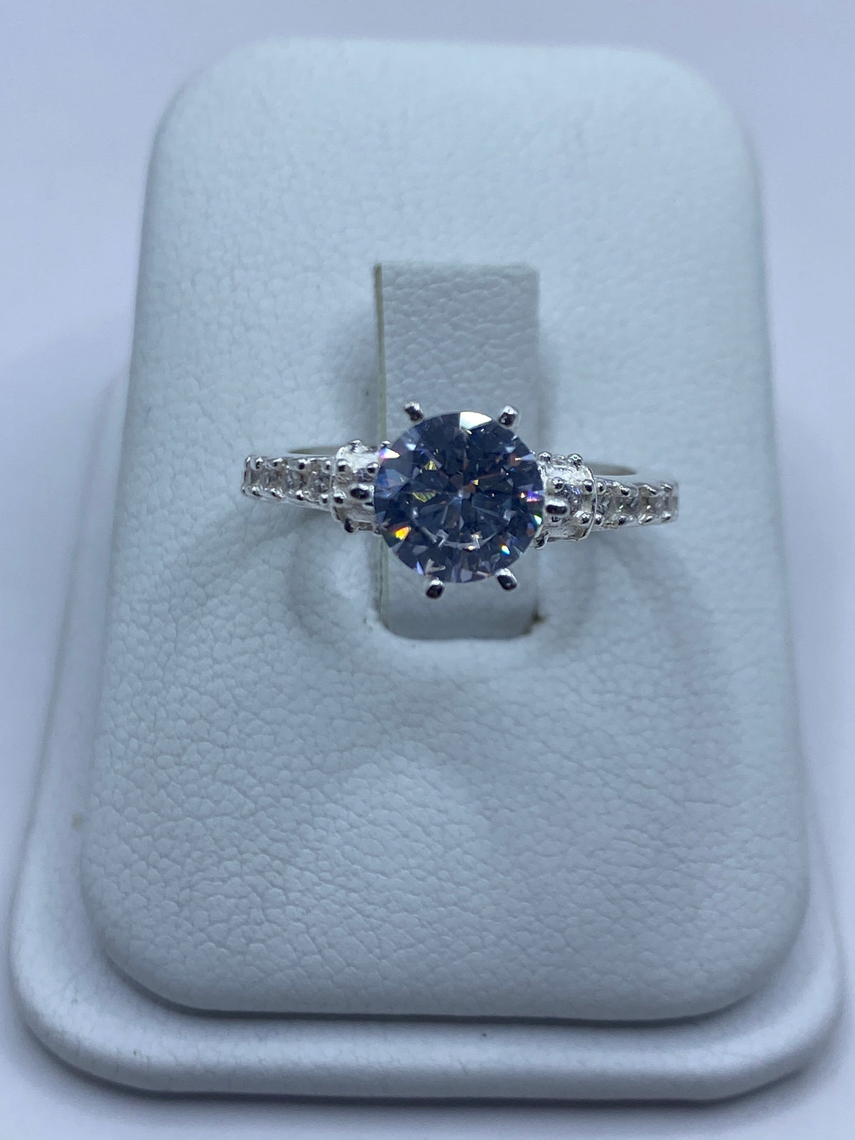 Anillo solitario de plata 925 con circonia blanca brillante visto de frente