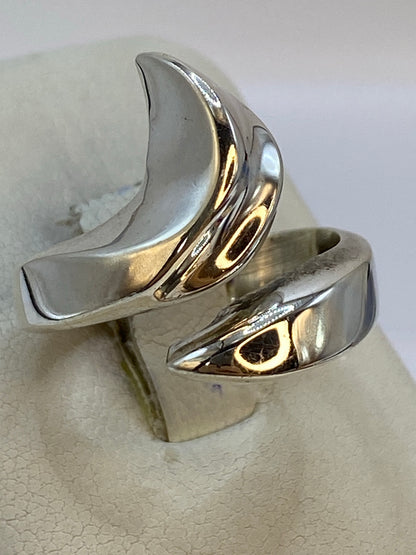Detalle lateral del anillo cartoneado mostrando su profundidad y brillo