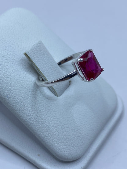 Detalle del engaste a mano de circonia rosa en plata