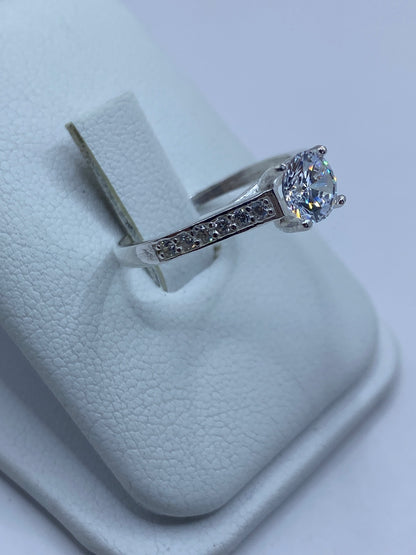 Detalle del engaste de circonia blanca en plata 925 de Taxco