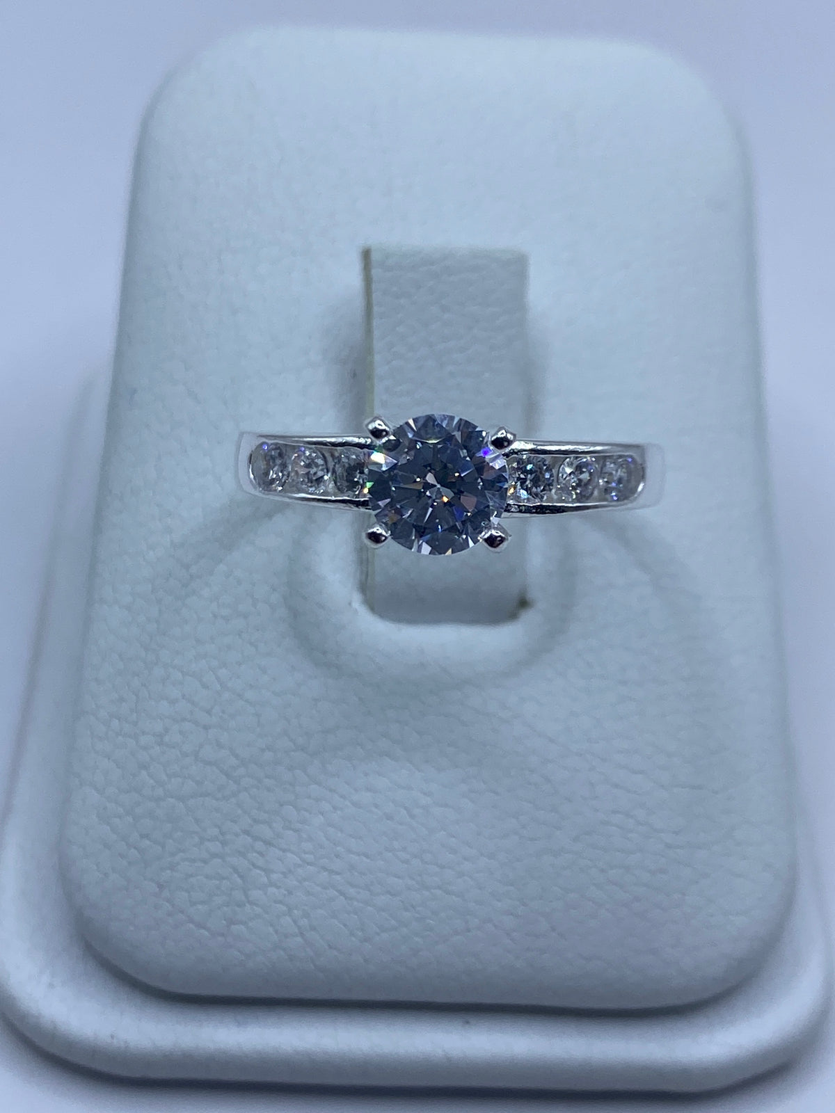 Anillo de plata 925 con circonia blanca solitaria, vista frontal sobre dedo