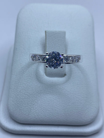 Anillo de plata 925 con circonia blanca solitaria, vista frontal sobre dedo