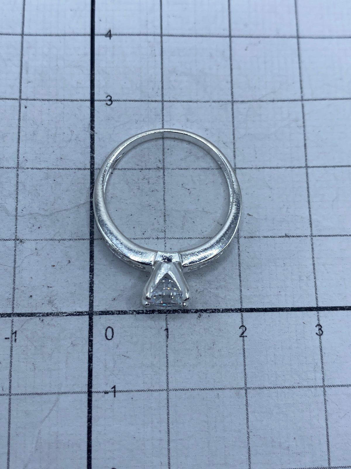 Anillo sobre fondo blanco, mostrando la pureza y acabado de la plata 925