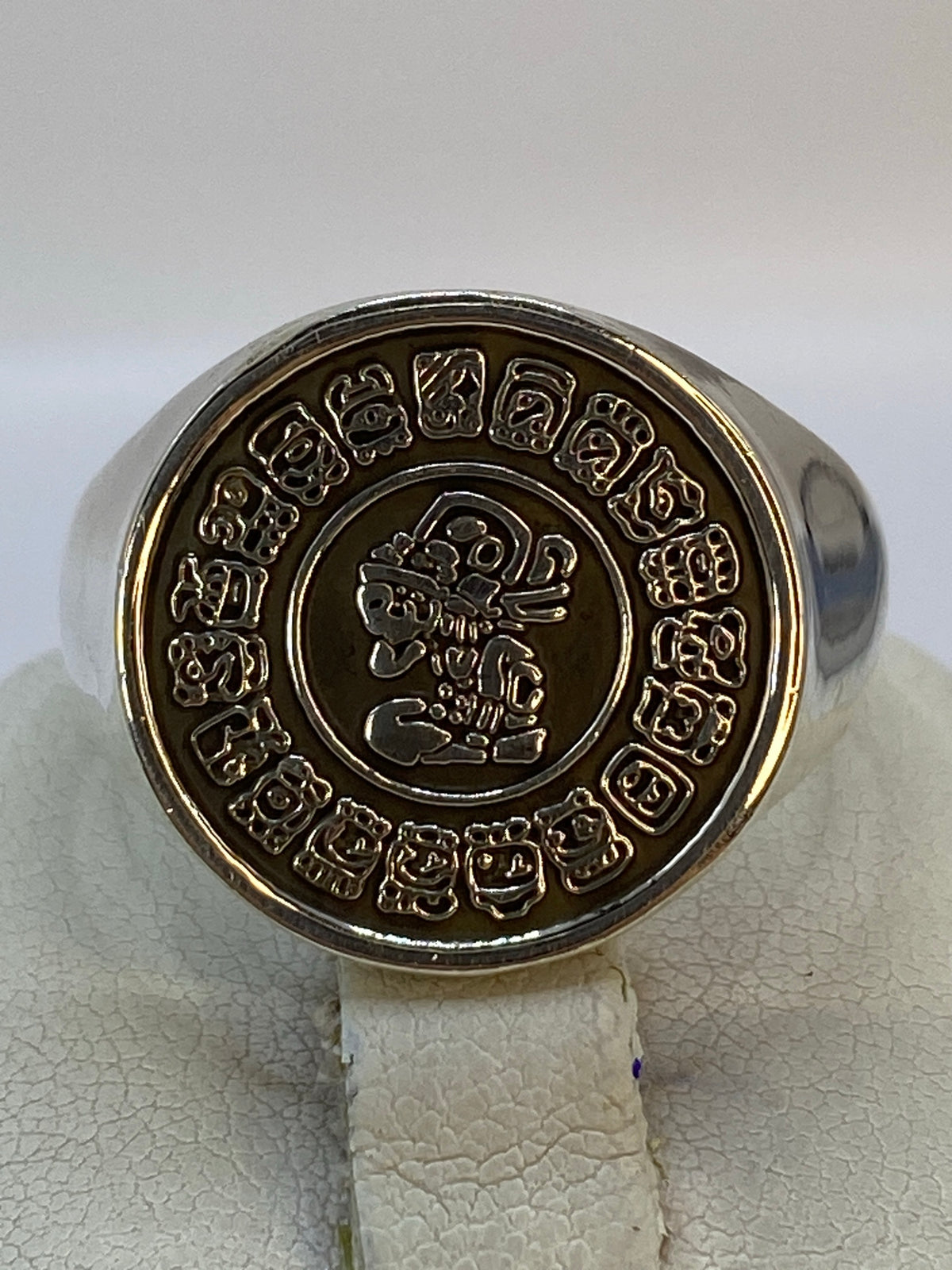 Anillo de plata 925 con Calendario Azteca en relieve profundo, visto desde arriba
