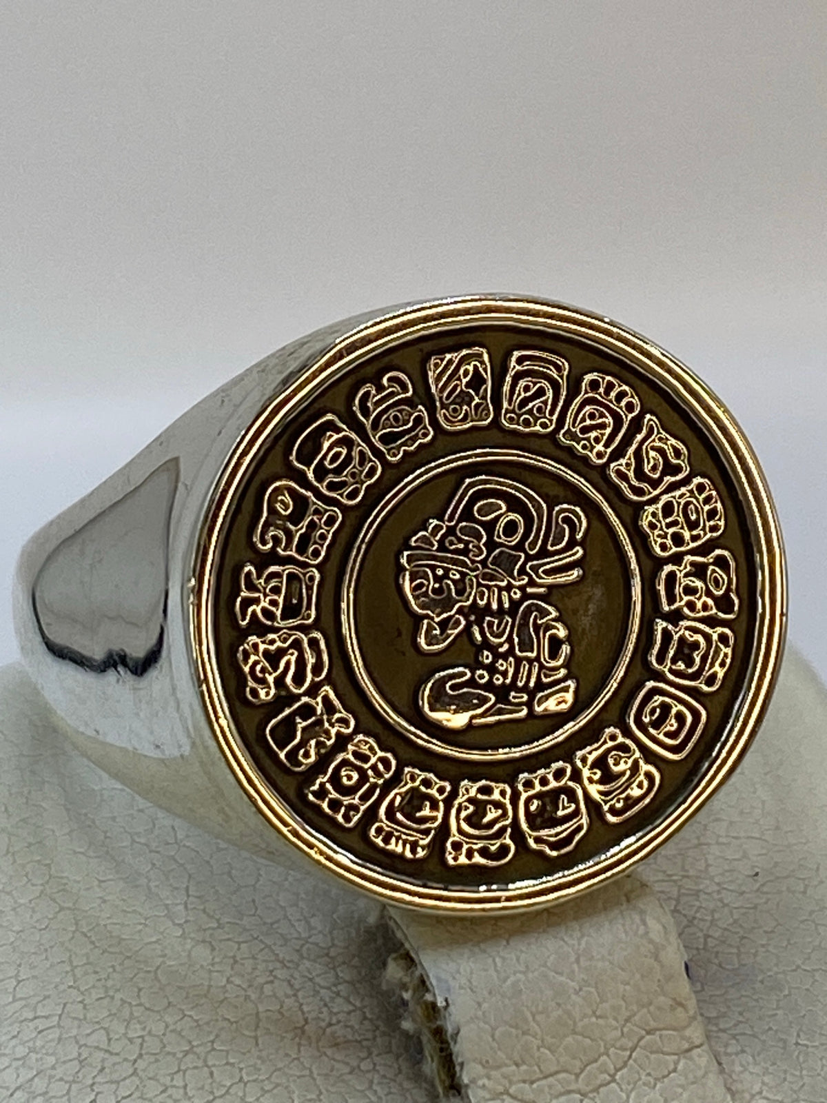 Vista lateral del anillo de Calendario Azteca mostrando el grosor y solidez de la banda