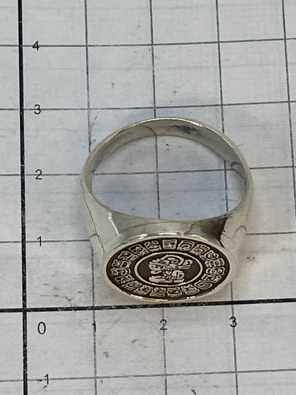 Anillo de plata con Quinto 925 sobre fondo blanco