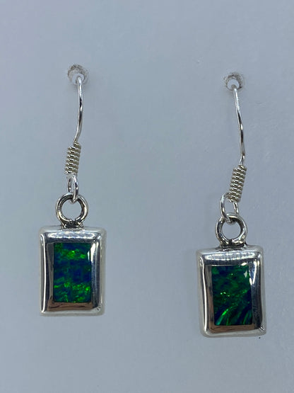 Par de aretes de plata con ópalo de fuego verde en marco cuadrado — vista frontal