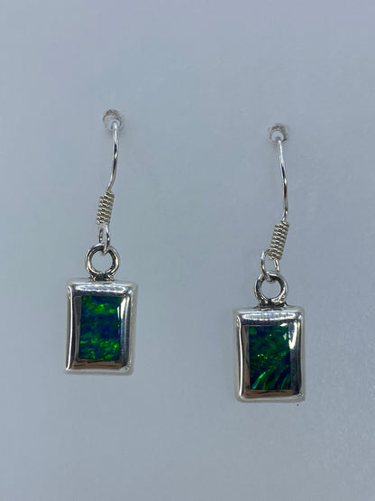 Aretes colgando en gancho de plata con espiral — detalle del cierre