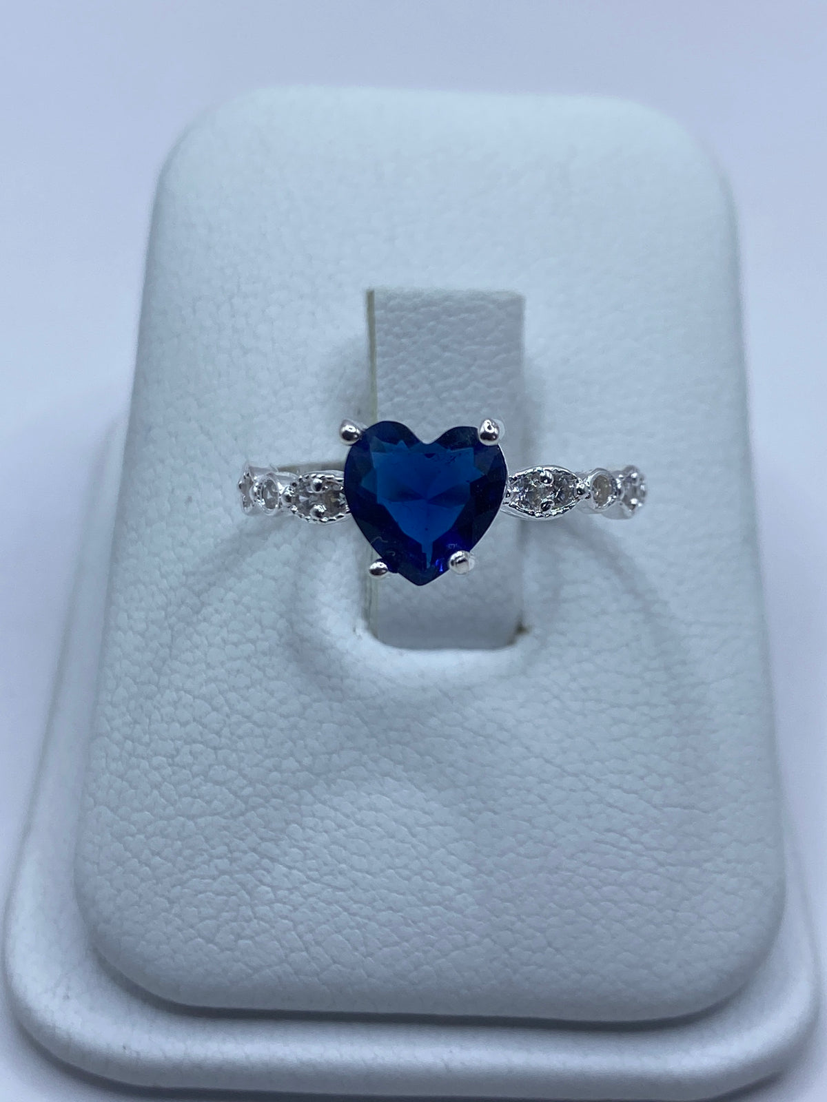 Anillo de plata con circonia azul central y micro-circonia blanca, frontal