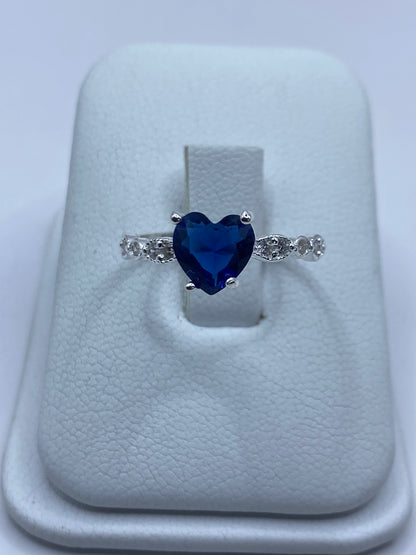 Anillo de plata con circonia azul central y micro-circonia blanca, frontal