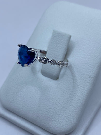Anillo en la mano de una mujer, luciendo el brillo de la circonia azul