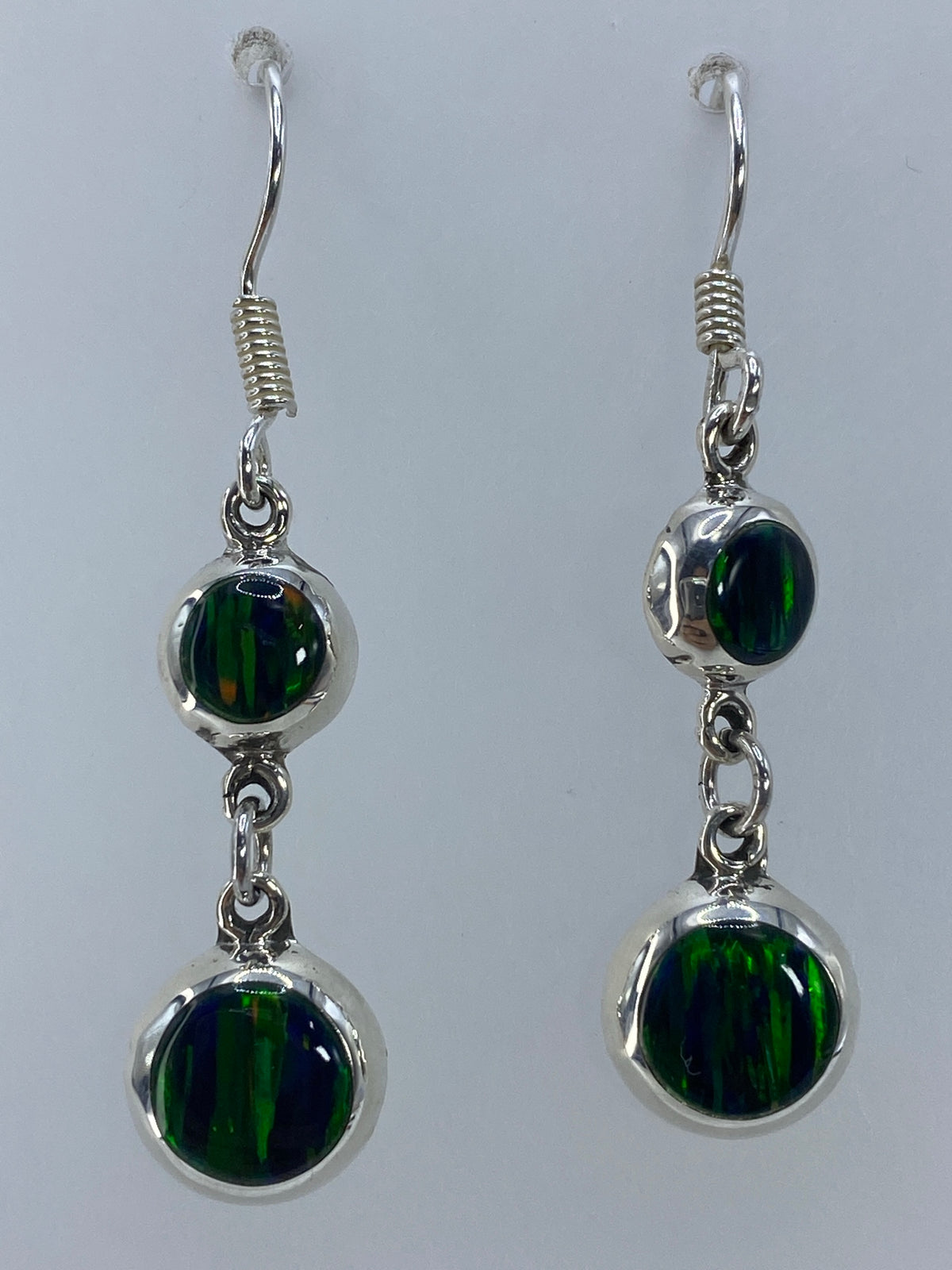 Aretes de plata con ópalo de fuego verde, 4 cm de largo, colgando en la oreja