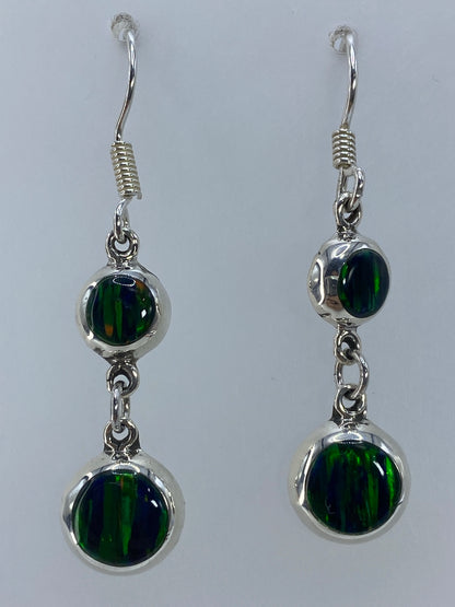 Aretes de plata con ópalo de fuego verde, 4 cm de largo, colgando en la oreja